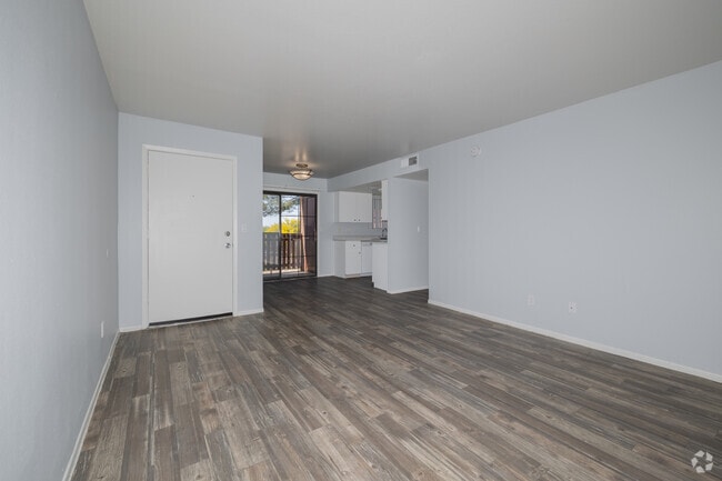 2BR, 2BA - 943SF - Living Room - Harrison Park
