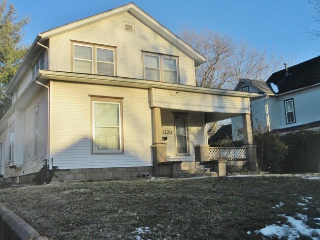 Foto del edificio - 1220 N Robberson Ave