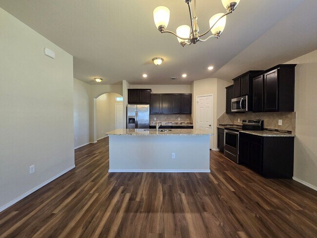 Foto del edificio - NEW IN MANAGEMENT - AVAILABLE NOW!