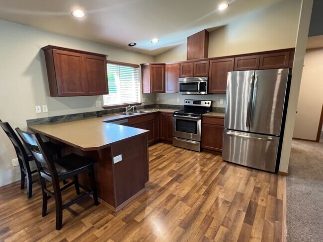 Building Photo - Beautiful 3 bed/2 bath rambler! 2 car gara...