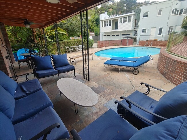Foto del edificio - 1599 Sunset Plaza Dr