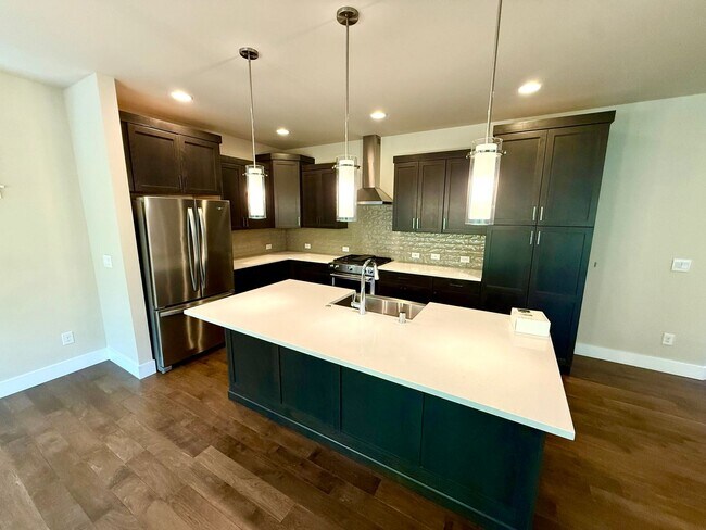 Building Photo - Harbour Crossing Comfort – Light-Filled Ho...