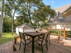 Building Photo - 1523 Oak Knoll St