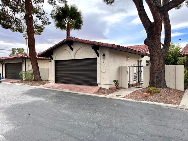 Foto del edificio - 3 Bedroom Townhouse with 2 Car Garage