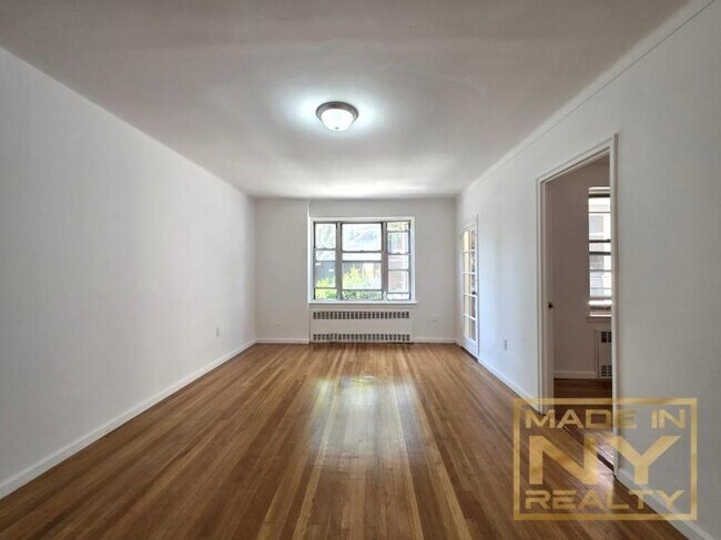Foto del edificio - 3 bedroom in KEW GARDENS NY 11415