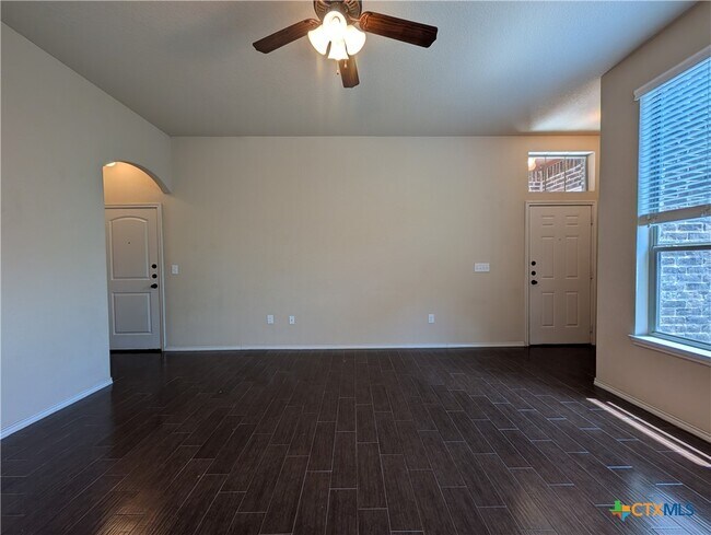 Foto del edificio - 622 Creekside Cir