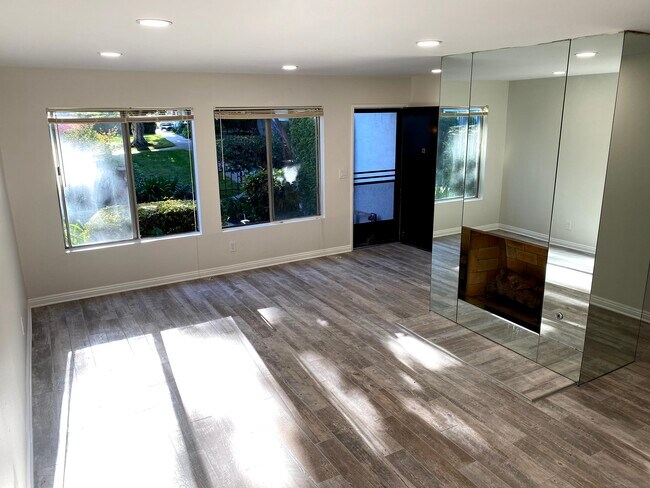 Living Room with fireplace - 15508 Williams St