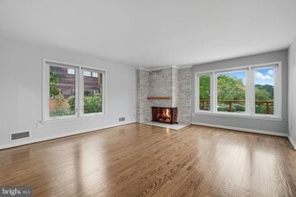 Building Photo - 6251 Lakeview Dr