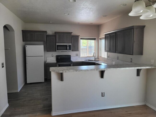 Foto del edificio - Great Location! 4 bedroom!