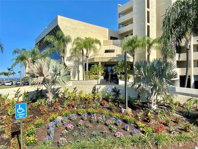 Building Photo - 6009 Sea Ranch Dr