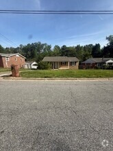 Building Photo - 2105 Larkspur Dr