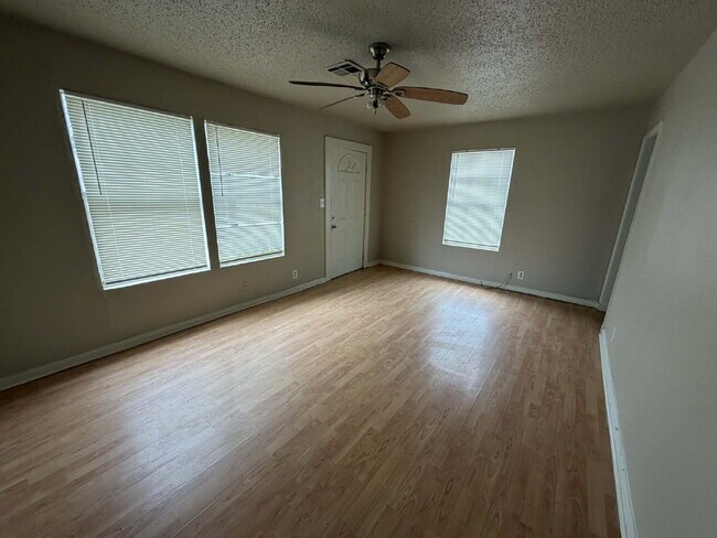 Building Photo - 3 Bed, 1 Bath near the Tisdale