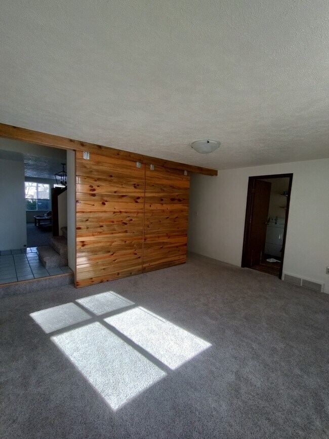 Building Photo - 613 Independence Dr