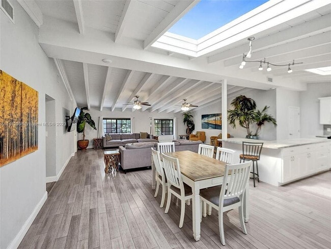 Building Photo - 2500 NE 19th St