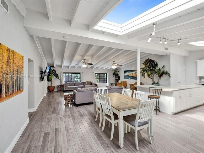 Foto del edificio - 2500 NE 19th St