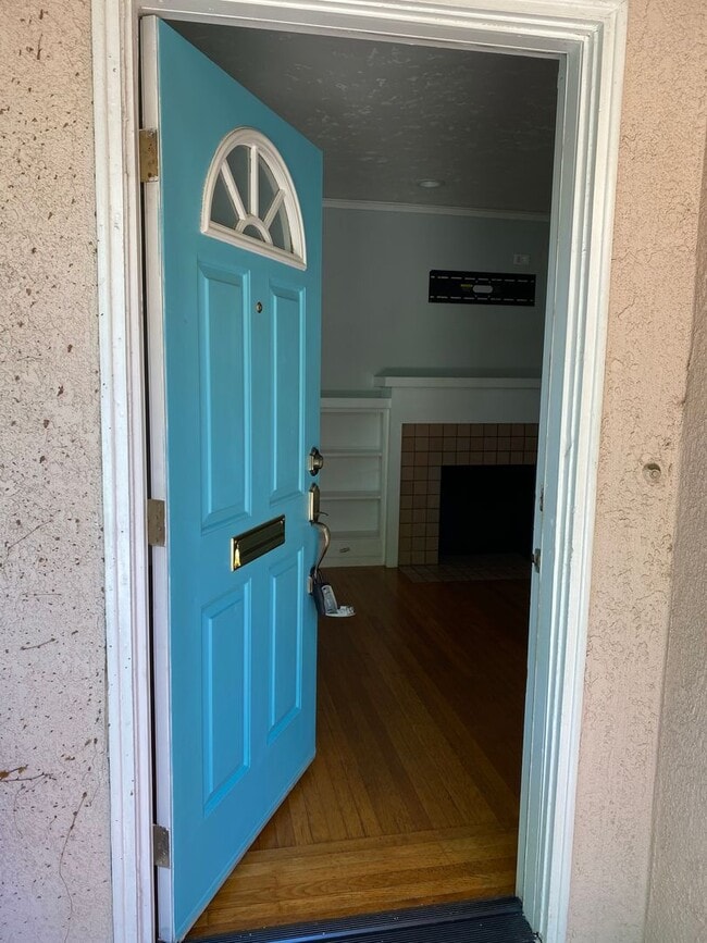 Building Photo - Charming 2 bed/1 bath cottage only 2 blocks from McKinley Park -Available in the beginning of July!