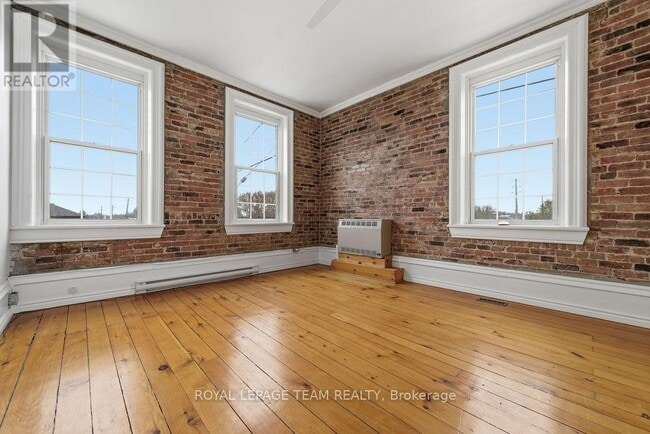 Building Photo - 4 Elgin St W