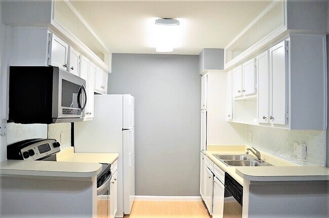 Foto del edificio - 2250 Bering Dr
