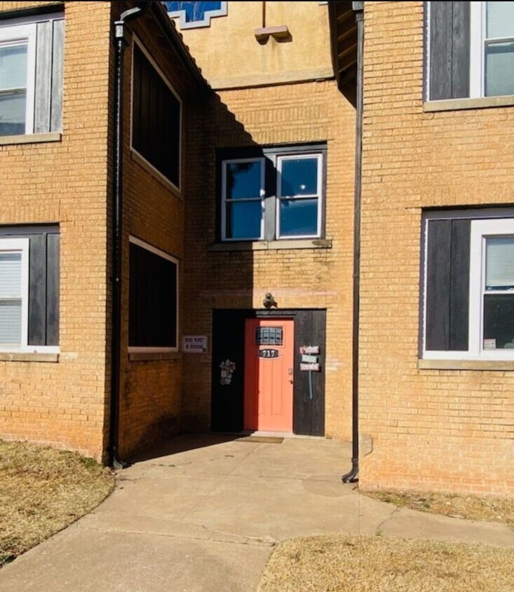 Foto del edificio - 717 Culbertson Dr