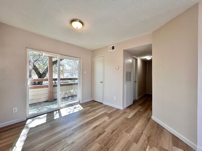 Building Photo - 7111 E Hwy 290