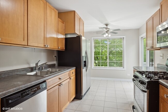 Foto del edificio - 240 Ashbury Ln W