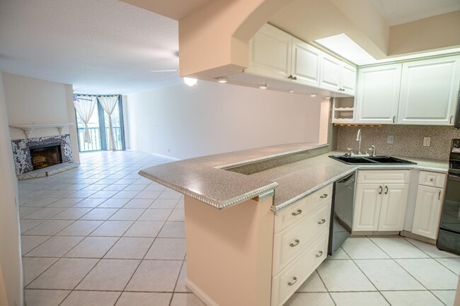 Building Photo - 123 Bay Colony Dr N