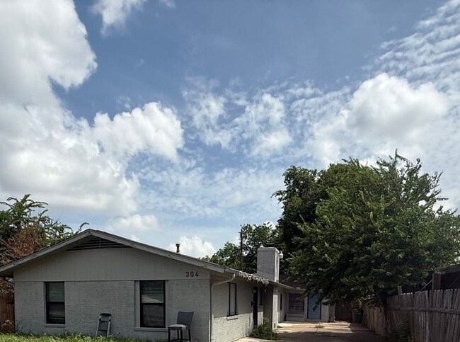 Building Photo - 304 John N Garner Cir