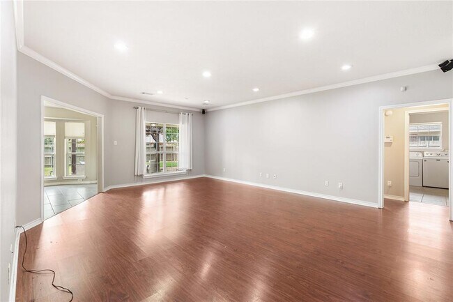 Foto del edificio - 1311 Mullins Loop N