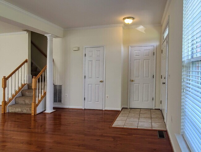 Foto del edificio - 3 BR, 3.5 BA Townhouse Near Quantico