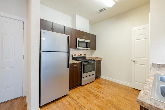 Foto del edificio - 6725 Circle S Rd
