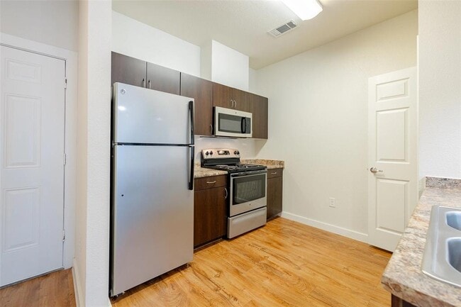 Foto del edificio - 6725 Circle S Rd