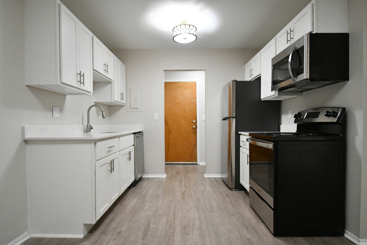 Manor 4560 15 Mile Rd Sterling Heights, MI Apartments for