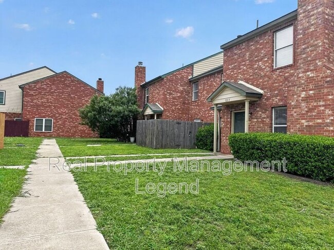 Photo - 3211 Roundtree Ln House