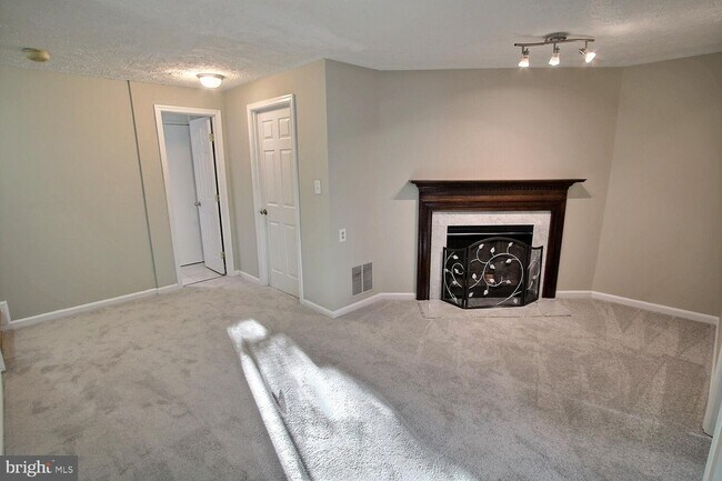 Building Photo - 2805 Mozart Dr