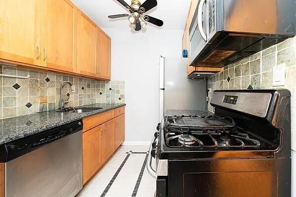 Building Photo - 171 E 84th St