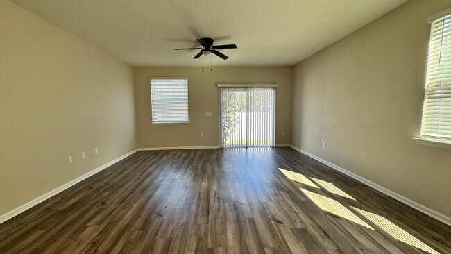 Foto del edificio - End Unit Greenland Chase Townhome Availabl...