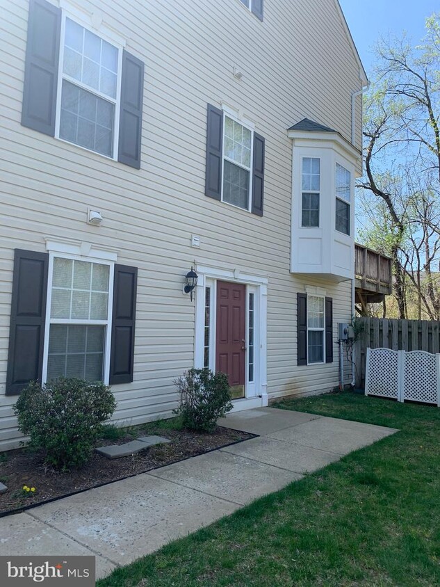 Primary Photo - 100 Compass Cove