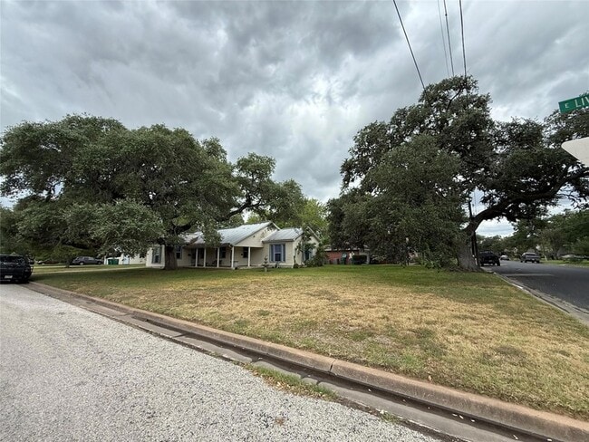 Building Photo - 231 E Live Oak St