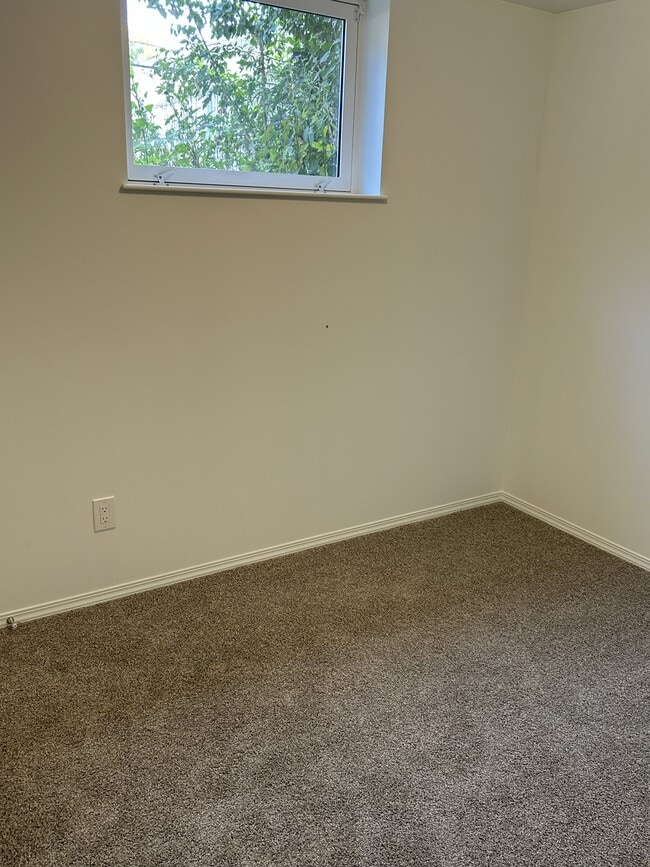 Photo du bâtiment - 11935-11946 46 St NW