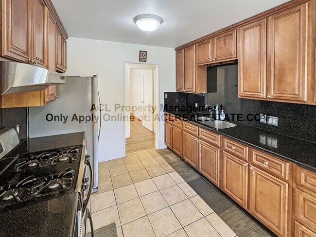 Foto del edificio - Charming 3-Bedroom Home with Lush Backyard...