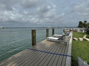 Building Photo - 2250 Bay Dr
