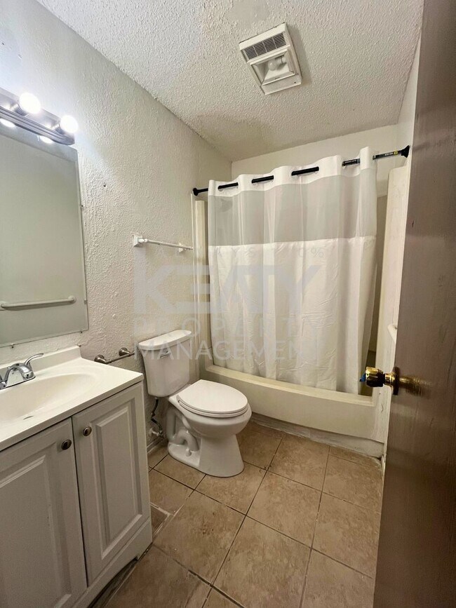 Building Photo - 3 bedroom, 2 bathroom home NOW available!