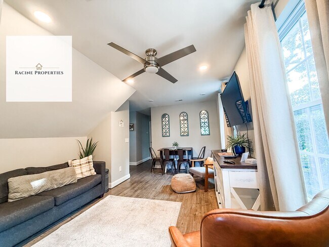 Foto del edificio - Furnished One Bedroom Available NOW!