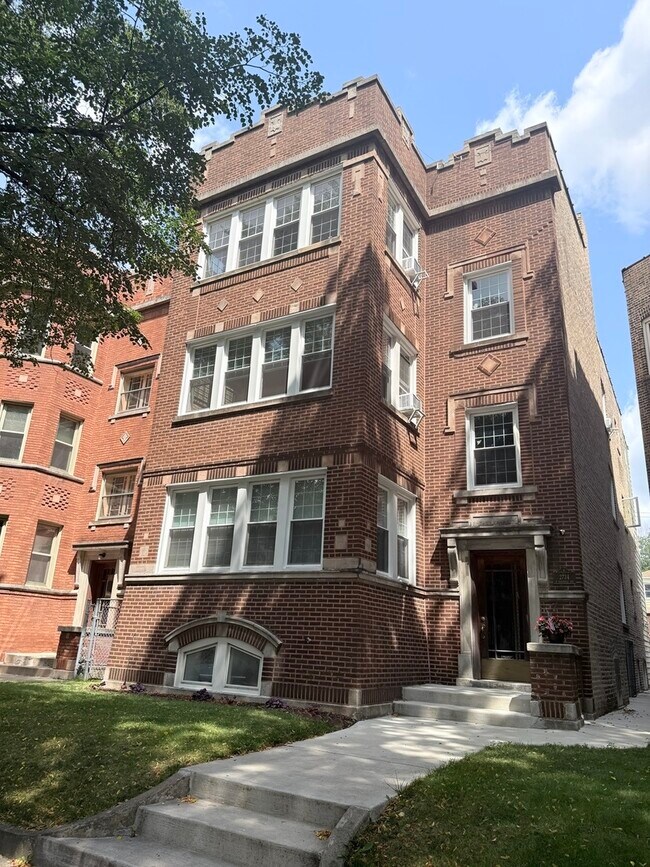 Building Photo - 2734 W Winnemac Ave