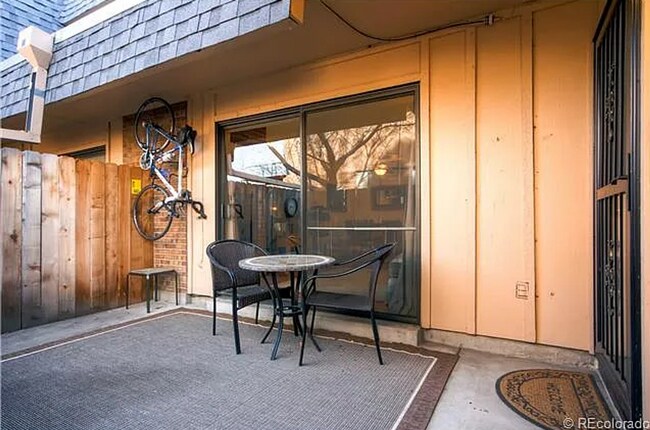 Foto del edificio - Large, Lovely 2BD/1.5BA Townhouse-Style Condo — Steps from Highline Canal!