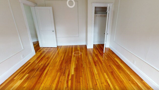 Building Photo - Charming 2.5 Bedroom-No Broker Fee