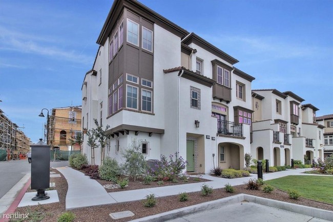 Building Photo - 2 br, 2.5 bath Townhome - 645 Tyrella Ave