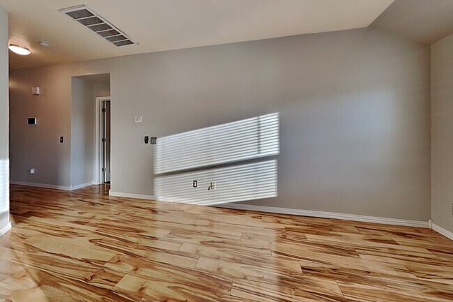 Foto del edificio - 4313 Windgate W Rd