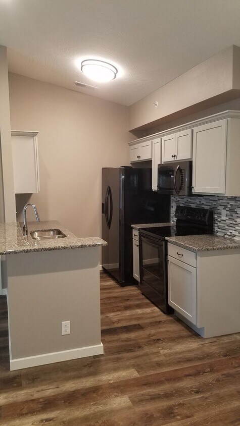 Foto principal - 2 Bedroom 2 Bath Garden Level Lakeside Apa...