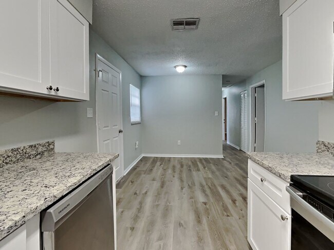 Foto del edificio - Beautifully Renovated 3 Bed 2 Bath Home with Garage in Tampa, FL